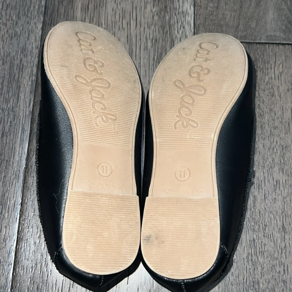 Gently used cat & Jack Mary Jane like flats with a string bow